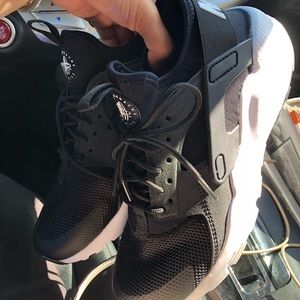 Black and white Huaraches 7.5 women 6 Kids